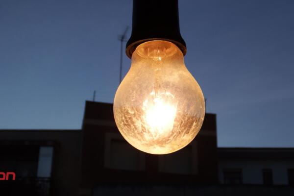 Residentes en la calle del Peatón G del sector Los Praditos, denunciaron que aun varias viviendas no tienen energía eléctrica.