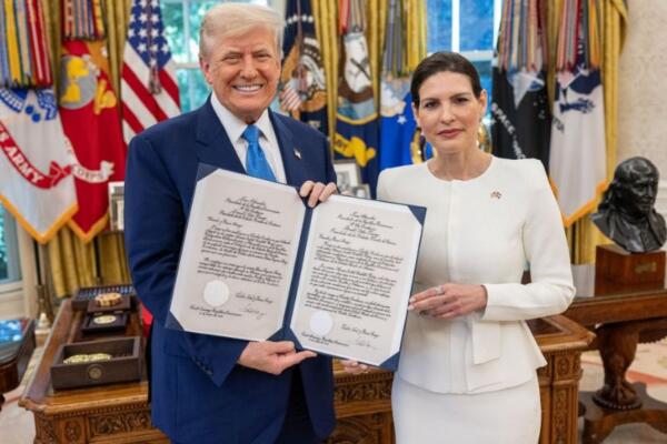 Embajadora María Isabel Castillo entrega cartas credenciales al presidente Trump.