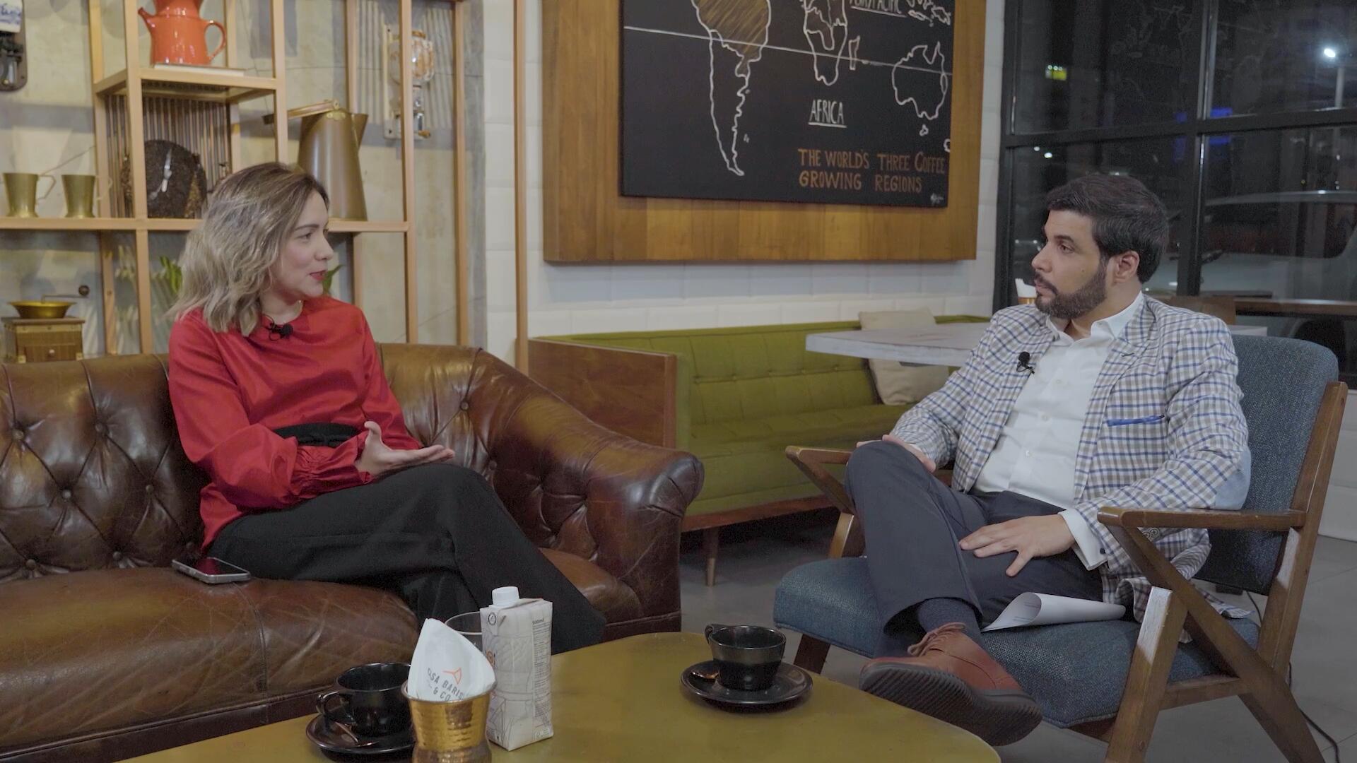 María Waleska Álvarez y Arturo López Valerio sentados conversando en un set de grabación, durante una entrevista sobre transformación digital en República Dominicana.