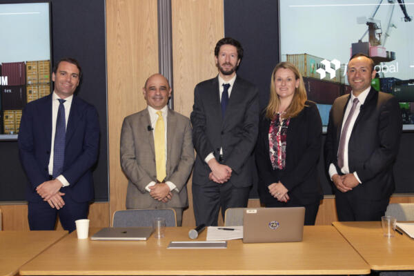 Matthis Kaiser (i), José Parra (2i), y Sarah Trister (2d), de FGS Global; Jairo Mejía (c), de EFE News, y David Olave, del bufete Sandler, Travis & Rosenberg, posan al final del foro 'Comercio, aranceles y diplomacia', en la sede de FGS Global en Washington. EFE