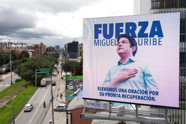 Una vista aérea muestra una valla publicitaria con la leyenda 