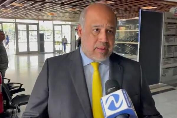 Miguel Valerio, representante de la defensa legal del empresario Antonio Espaillat acompañó a su cliente a la PGR para interrogación.
