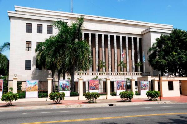 Minerd amonesta a directora por permitir actividad no autorizada en escuela de Herrera.