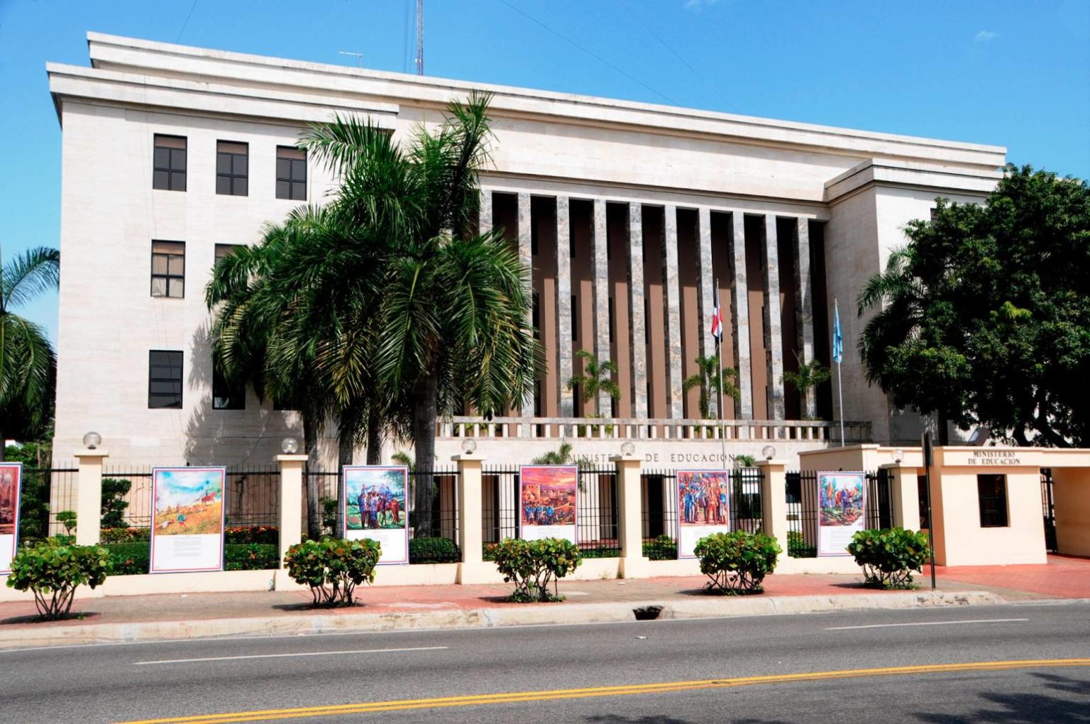 Minerd amonesta a directora por permitir actividad no autorizada en escuela de Herrera