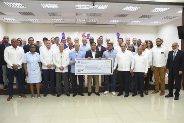 Ministro Kelvin Cruz entrega fondo para la preparación de los atletas para preparación Juegos Centroamericanos y del Caribe Santo Domingo 2026