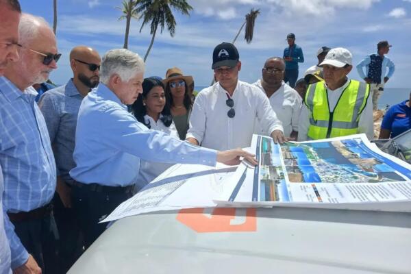 Eduardo Estrella, ministro de Obras Públicas, supervisando trabajos realizando en Nagua y otras provincias del país. 