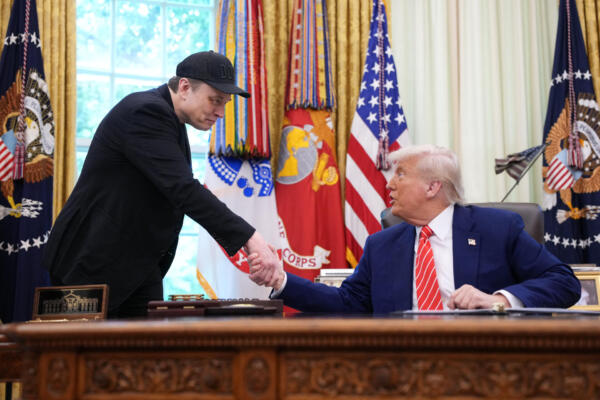 Elon Musk, director ejecutivo de Tesla, estrecha la mano del presidente estadounidense Donald Trump. AFP