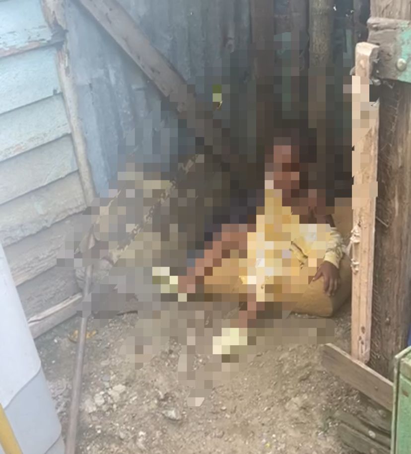 Una mujer fue apresada por agentes de la Policía Nacional en Hato Mayor tras presuntamente amordazar a su hija menor de edad.