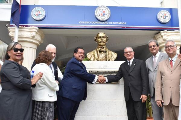 Colegio Dominicano de Notarios reafirma compromiso ético en acto con busto de Juan Pablo Duarte.