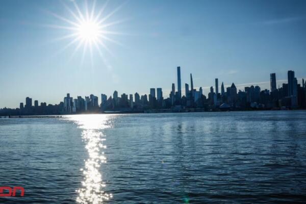 El sol sale sobre el horizonte de Nueva York visto desde Weehawken, Nueva Jersey. Foto: AFP
