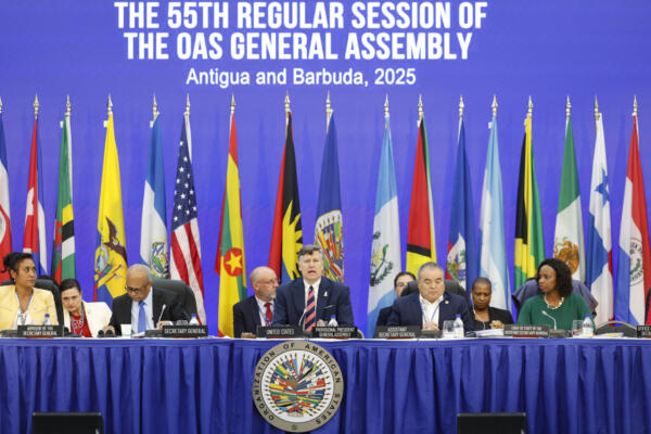 El secretario general de la Organización de los Estados Americanos (OEA), Albert Ramdin, junto a otras personalidades. EFE
