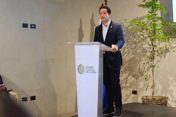 Omar Fernández socializa sus proyectos de ley con sectores productivos de La Vega