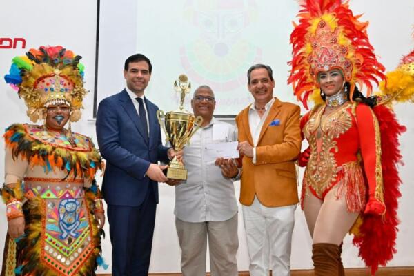 Roberto Ángel Salcedo, entregó este martes los Premios Anuales del Carnaval Dominicano 2025.