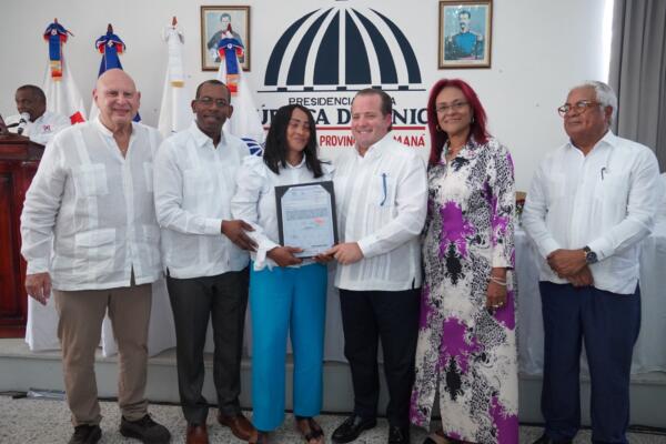 Ministro José Ignacio Paliza haciendo entrega de certificados de títulos de propiedad.