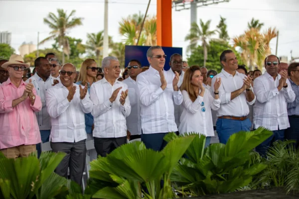  Luis Abinader y Carolina Mejía iniciaron el miércoles la gran construcción del Malecón Deportivo Santo Domingo.