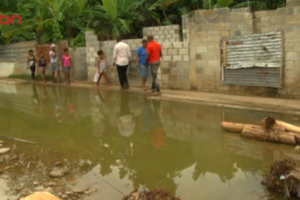 Los vecinos también lamentan las condiciones de insalubridad que genera el estancamiento de aguas negras y lluvias.