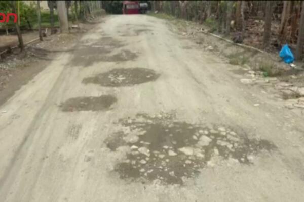 En Los Jengibres claman por arreglo de calles y denuncia estafa con material de relleno.