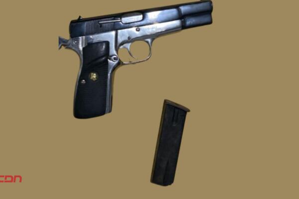  Pistola robada en asalto.