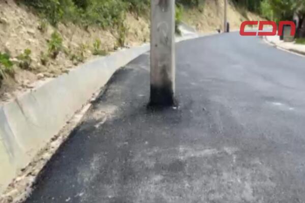 Dirigente comunitario denuncia peligro tras instalación de postes eléctricos en medio de la calle. 