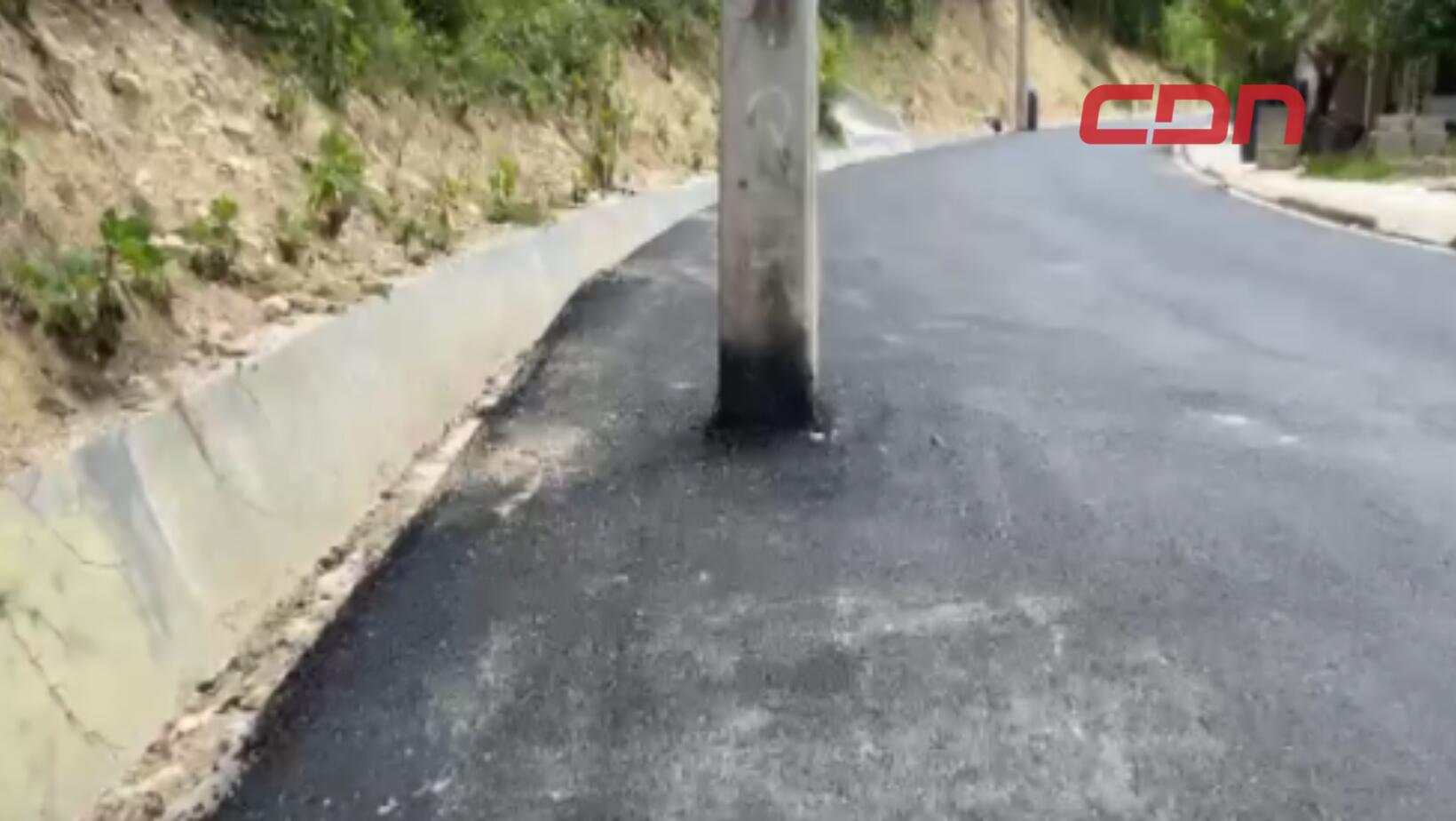 Postes eléctricos en medio de carretera en Villa Trina