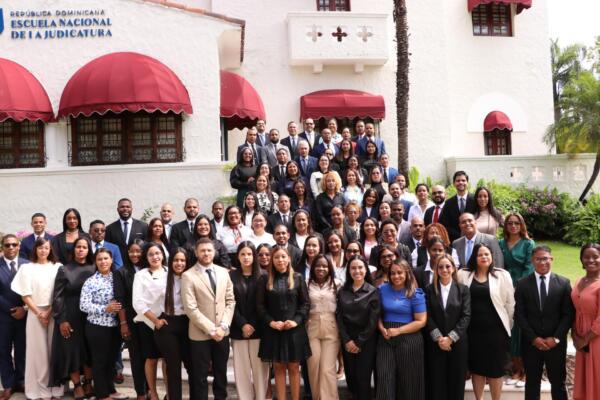 83 profesionales del derecho que iniciaron su formación como aspirantes a defensores públicos de la República Dominicana.