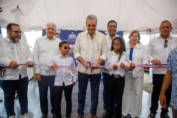 Presidente Luis Abinader inaugurando varias obras en Constanza. 