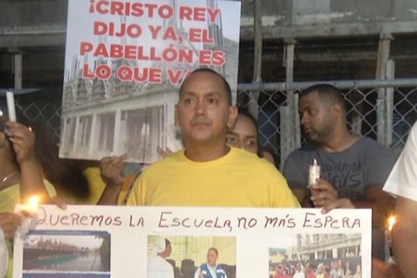 Protestan por paralización de la obra en Escuela Parroquial de Cristo Rey.