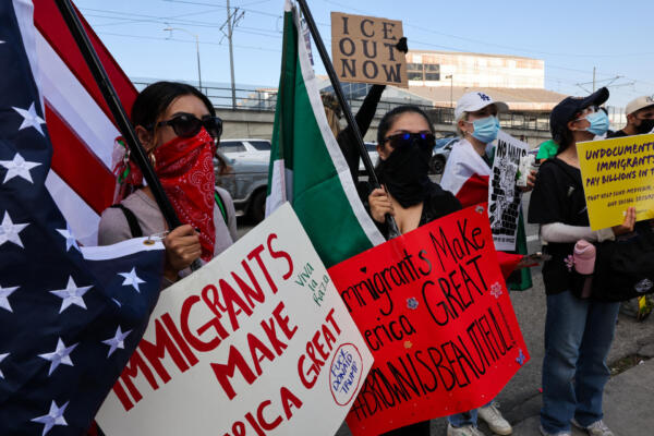 Manifestantes se enfrentan a las fuerzas del orden frente a un edificio federal y un centro de detención del Servicio de Inmigración y Control de Aduanas (ICE) el 13 de junio de 2025 en Los Ángeles, California. AFP