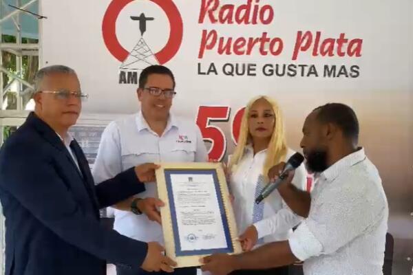 Reconocmiento especial al destacado radiodifusor Jimmy Musa.