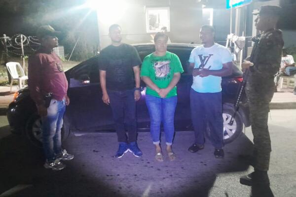 Un raso de la FARD fue detenido cuando ocultaba a una haitiana indocumentada en el baúl de un vehículo en San Juan de la Maguana.