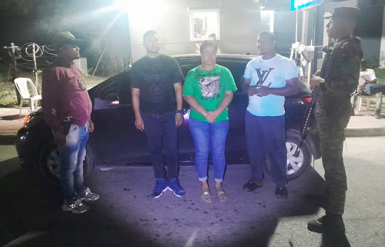 Un raso de la FARD fue detenido cuando ocultaba a una haitiana indocumentada en el baúl de un vehículo en San Juan de la Maguana.