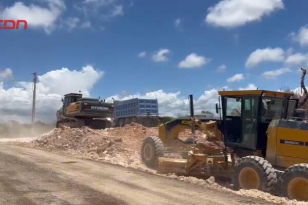 Indica que debido al deterioro de las carreteras duran tardan hasta 8 horas para llegar a Santo Domingo. 