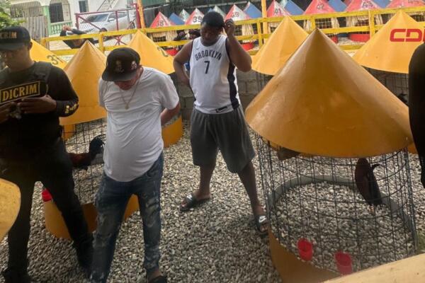Dos personas resultaron arrestados por los agentes de la Policía. 