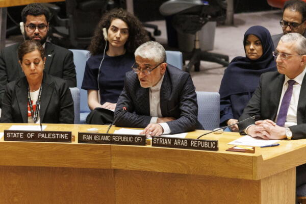 Fotografía de archivo del representante de Irán ante las Naciones Unidas, Saeed Iravani (c). EFE