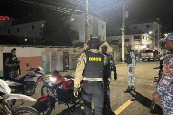 Ocuparon varios vehículos, una pistola, seis cápsulas para fusil, dos radios de comunicación, dos balanzas. Foto: Fuente externa 