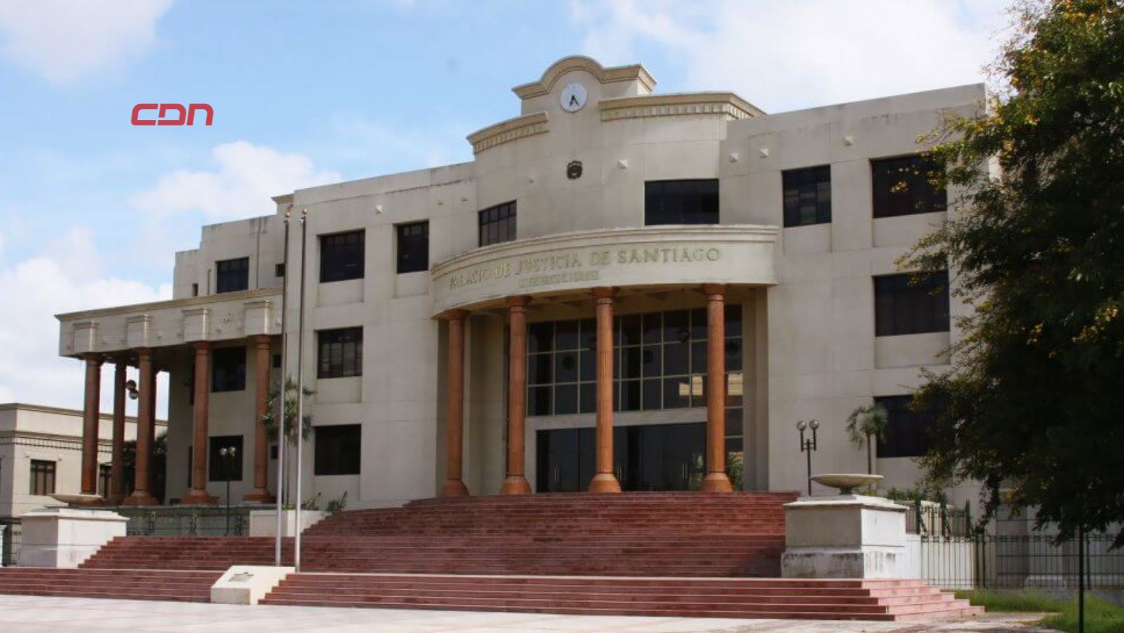El acusado se entregó en el Palacio de Justicia de Santiago