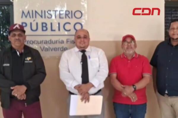 Germán Rodríguez, alcalde del municipio de Laguna Salada junto a sus representantes legales. 