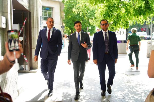 Senador Carlos Gómez acompañado por el ministro de Cultura, Roberto Ángel Salcedo.