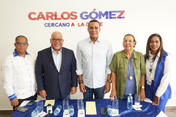 Senador Carlos Gómez junto a otras autoridades. 