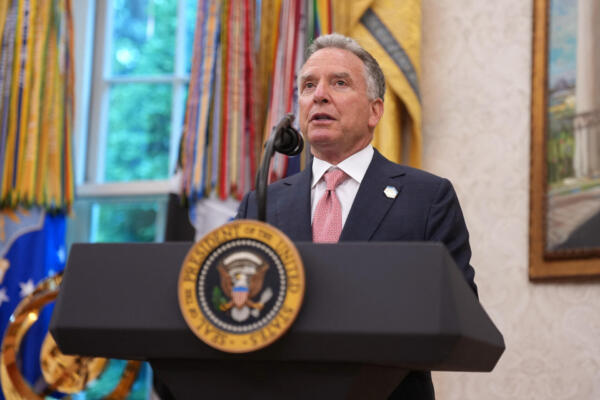 Enviado Especial de EE. UU. para Oriente Medio, Steve Witkoff, pronuncia un discurso en el Despacho Oval de la Casa Blanca. AFP