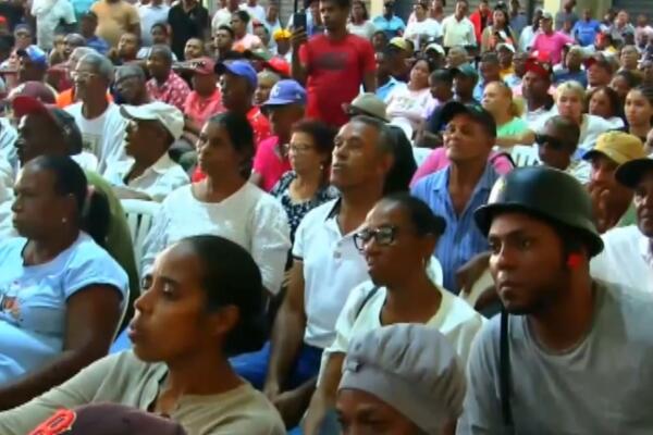 Miembros de los sindicatos de trabajadores portuarios del muelle Puerto Viejo de Azua expresaron su satisfacción tras recibir bono navideño.