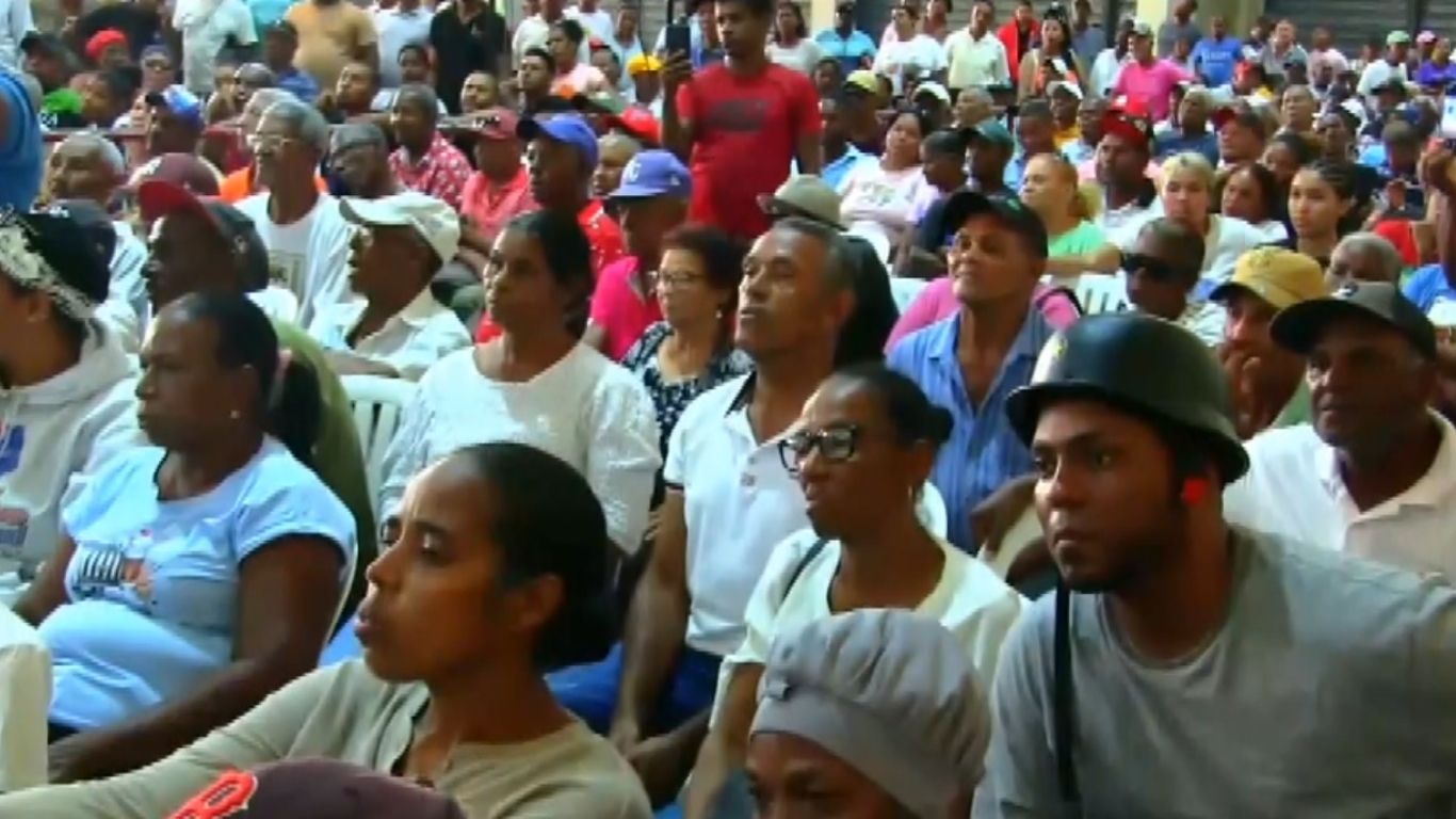 Miembros de los sindicatos de trabajadores portuarios del muelle Puerto Viejo de Azua expresaron su satisfacción tras recibir bono navideño.