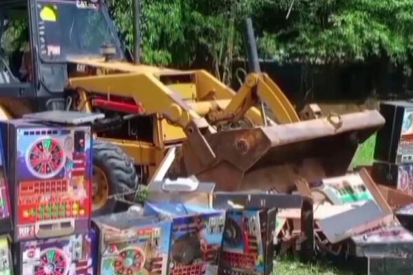 Autoridades destruyen más de 40 máquinas tragamonedas incautadas en SDO.