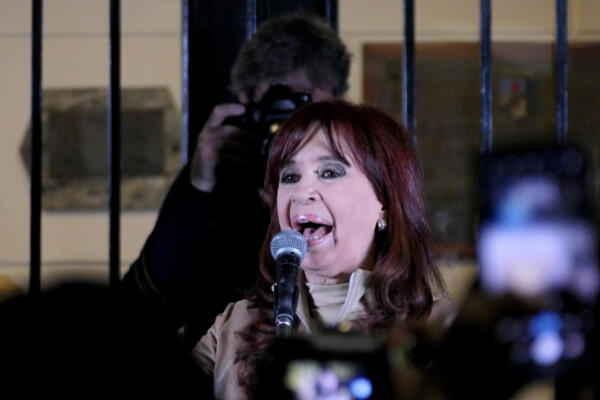Tribunal rechaza detención inmediata de Cristina Fernández