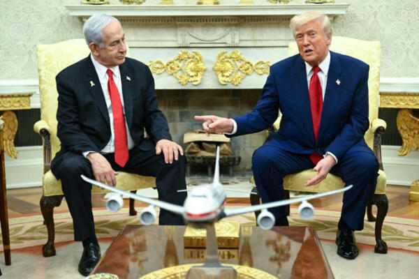 El presidente de Estados Unidos, Donald Trump, se reúne con el primer ministro israelí, Benjamin Netanyahu, en la Oficina Oval de la Casa Blanca en Washington, D.C., el 7 de abril de 2025. AFP