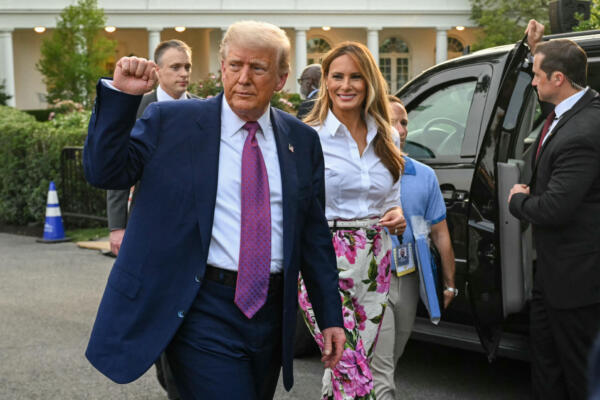 El presidente de Estados Unidos, Donald Trump (izq.), levanta el puño junto a la primera dama, Melania Trump, durante el picnic del Congreso en el jardín sur de la Casa Blanca, en Washington, D.C., el 12 de junio de 2025. AFP