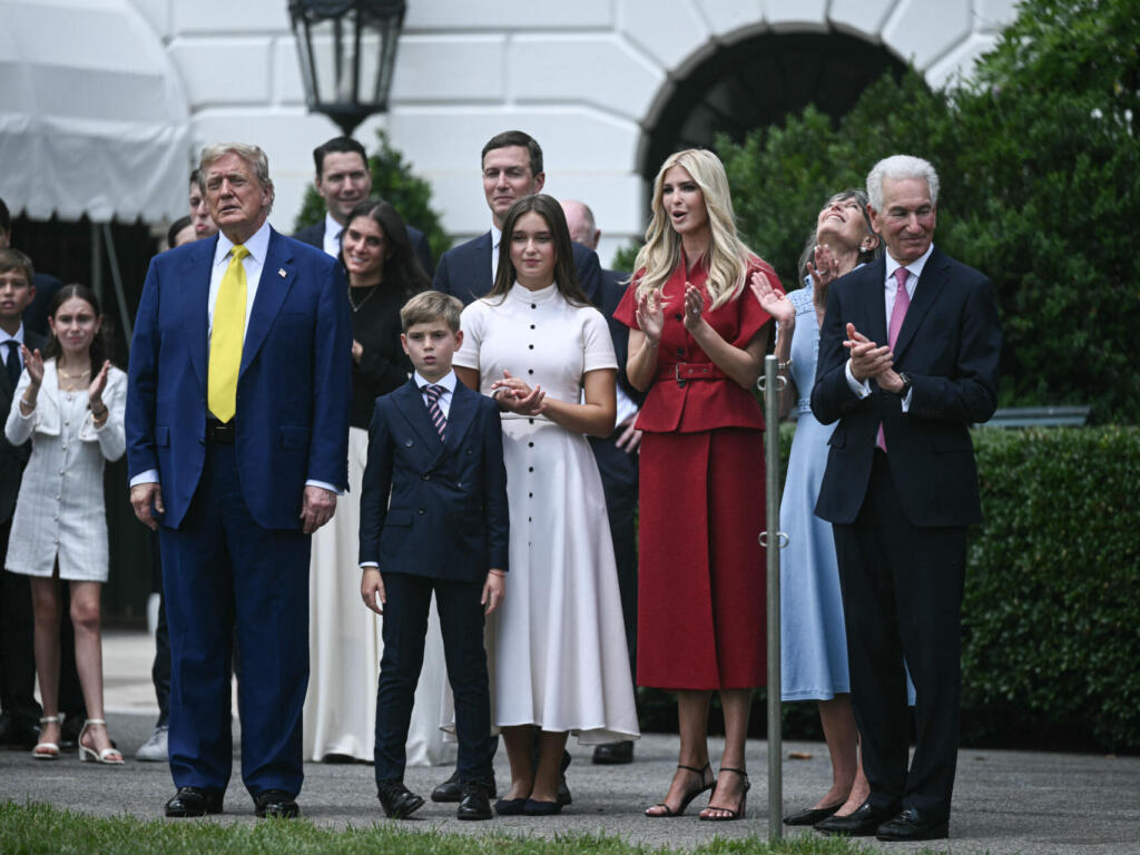 Trump coloca banderas gigantes en los jardines de la Casa Blanca