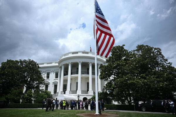 El presidente de Estados Unidos, Donald Trump, observa el izamiento de una bandera estadounidense en un asta recién instalada en el Jardín Sur de la Casa Blanca, en Washington, D.C., el 18 de junio de 2025.