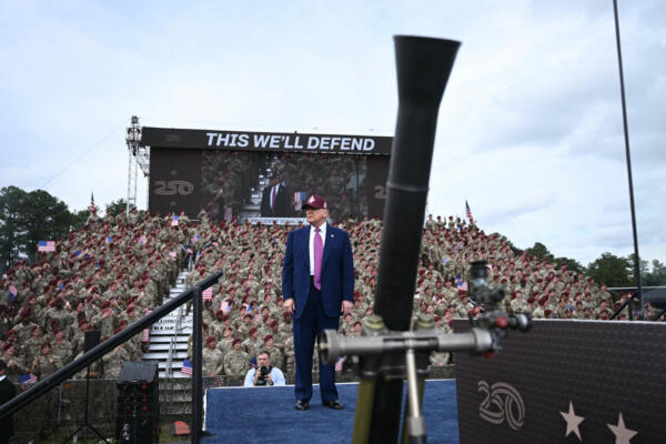 El presidente de Estados Unidos, Donald Trump, llega para hablar en Fort Bragg, una instalación militar del ejército estadounidense, cerca de Fayetteville, Carolina del Norte, el 10 de junio de 2025. AFP