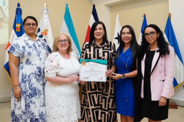 La Asociación Centroamericana de Acreditación de Postgrado entregó un reconocimiento a la UAPA por sus tres décadas de liderazgo / foto: (fuente externa)